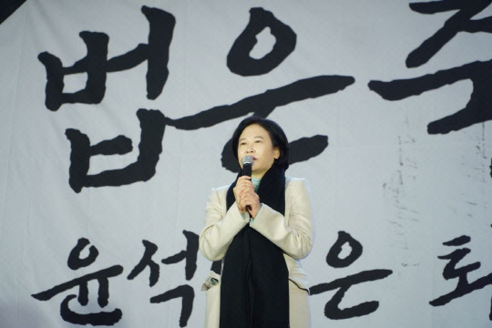이수진 더불어민주당 의원(동작을)이 지난 11일 숭례문 앞에서 열린 제26차 촛불대행진에서 연설하고 있는 모습<디지털타임스 DB>